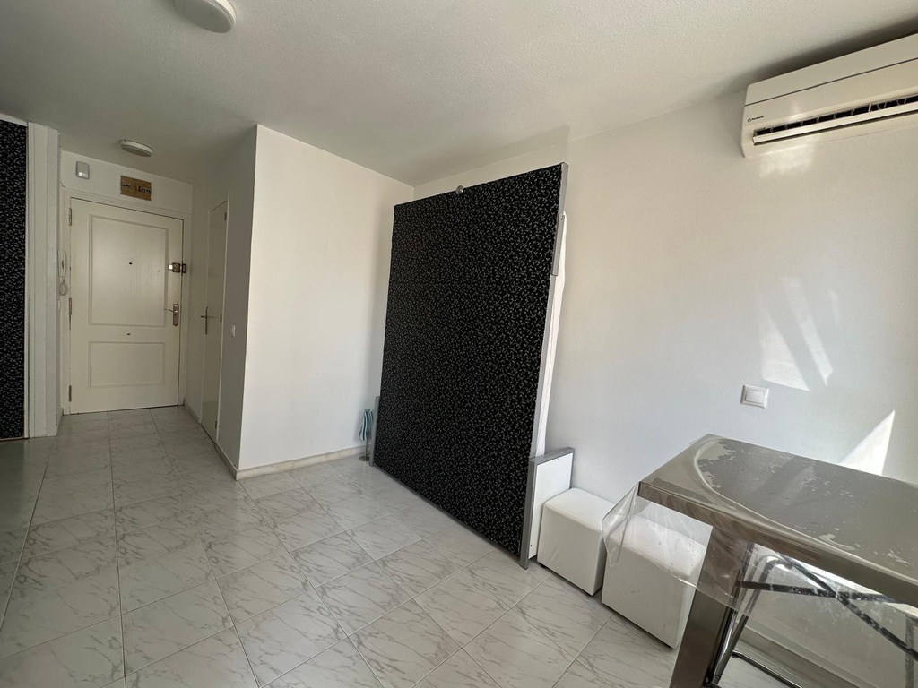 Objavte svoj nový domov v srdci Torrevieja! Tento pôvabný byt, situovaný len 400 metrov od mora 🏖️, ponúka jedinečnú prí