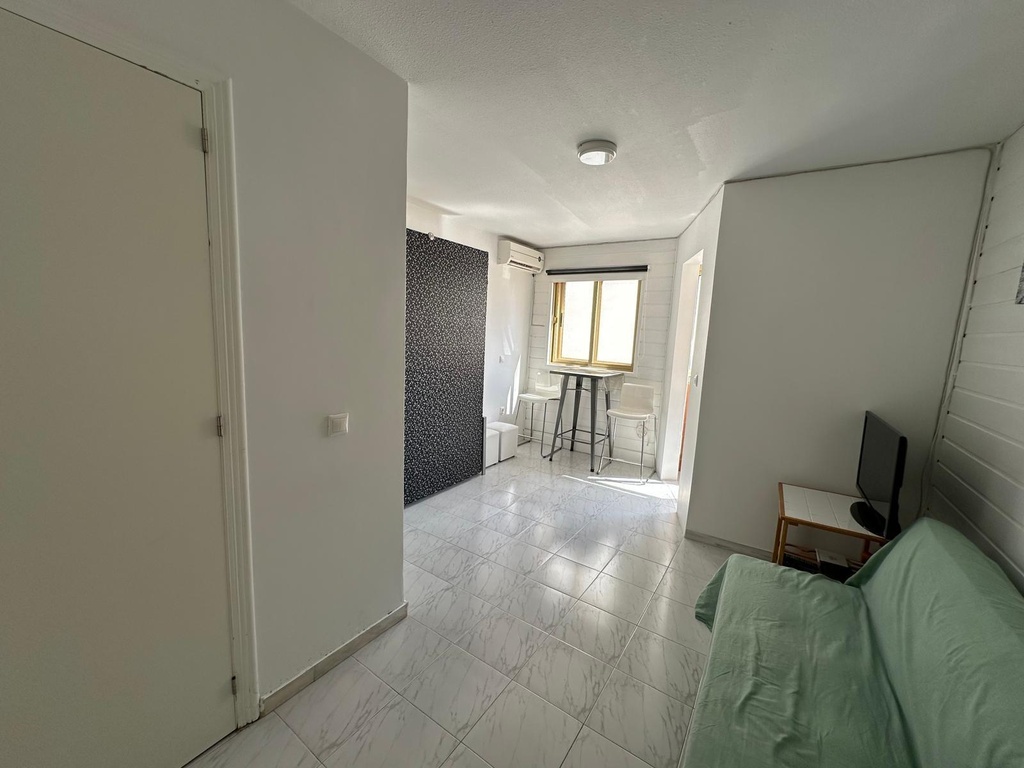 Objavte svoj nový domov v srdci Torrevieja! Tento pôvabný byt, situovaný len 400 metrov od mora 🏖️, ponúka jedinečnú prí