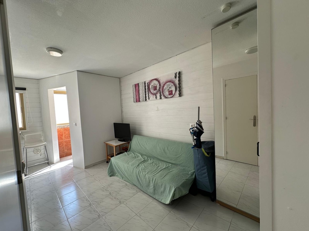 Objavte svoj nový domov v srdci Torrevieja! Tento pôvabný byt, situovaný len 400 metrov od mora 🏖️, ponúka jedinečnú prí