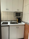 Objavte svoj nový domov v srdci Torrevieja! Tento pôvabný byt, situovaný len 400 metrov od mora 🏖️, ponúka jedinečnú prí