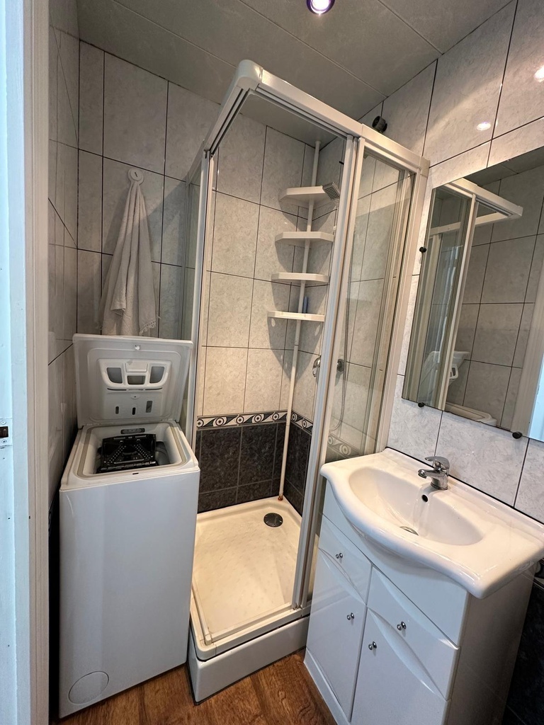 Objavte svoj nový domov v srdci Torrevieja! Tento pôvabný byt, situovaný len 400 metrov od mora 🏖️, ponúka jedinečnú prí