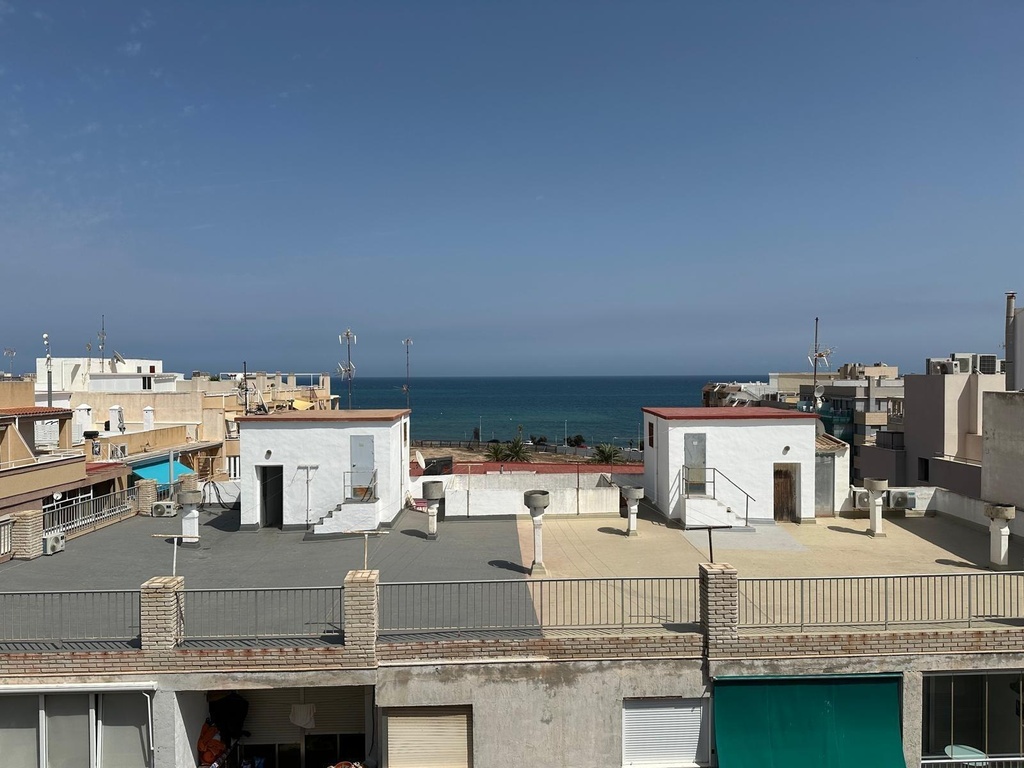 Objavte svoj nový domov v srdci Torrevieja! Tento pôvabný byt, situovaný len 400 metrov od mora 🏖️, ponúka jedinečnú prí