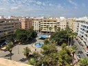 Objavte svoj nový domov v srdci Torrevieja! Tento pôvabný byt, situovaný len 400 metrov od mora 🏖️, ponúka jedinečnú prí