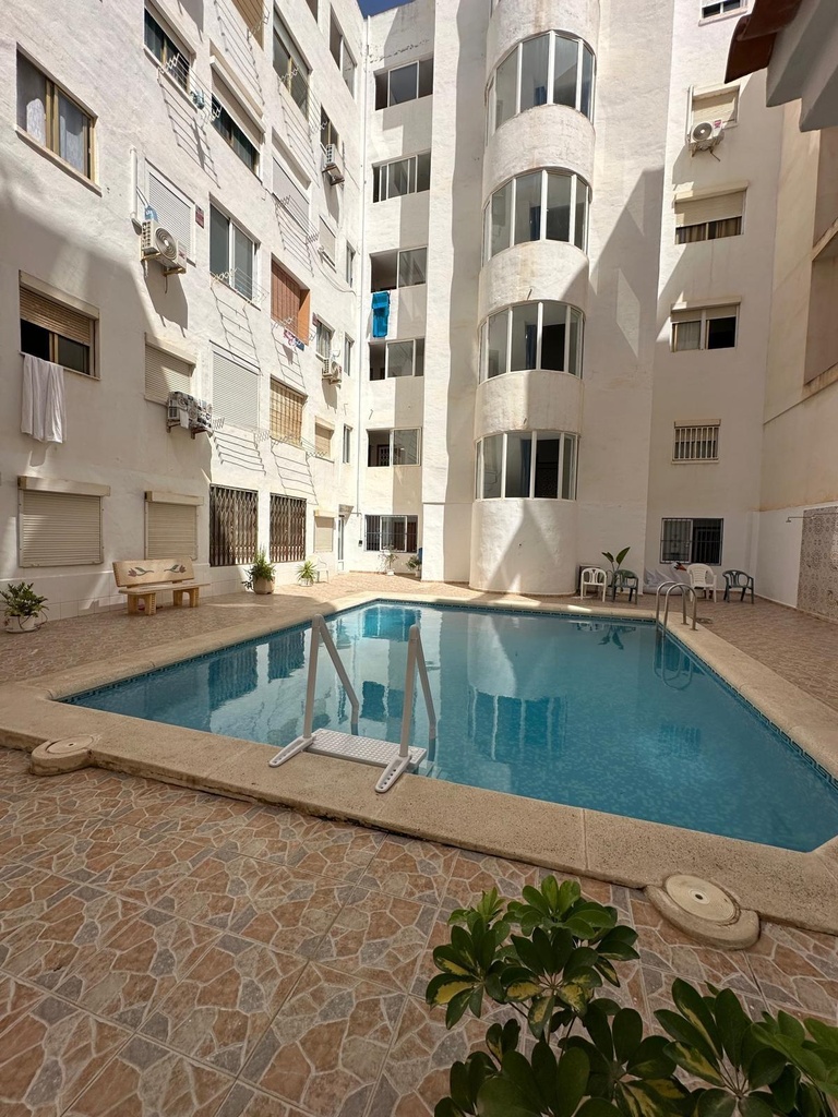 Objavte svoj nový domov v srdci Torrevieja! Tento pôvabný byt, situovaný len 400 metrov od mora 🏖️, ponúka jedinečnú prí