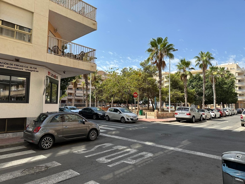 Objavte svoj nový domov v srdci Torrevieja! Tento pôvabný byt, situovaný len 400 metrov od mora 🏖️, ponúka jedinečnú prí