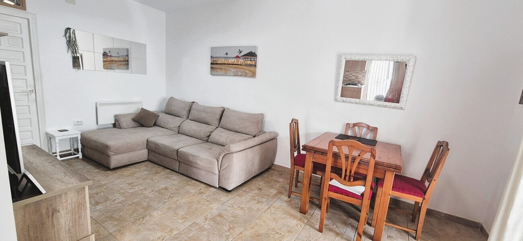 Predstavujeme tento skvostný bungalow na jednom poschodí s 2 spálňami, slnečnou miestnosťou a strešným soláriom v žiadan