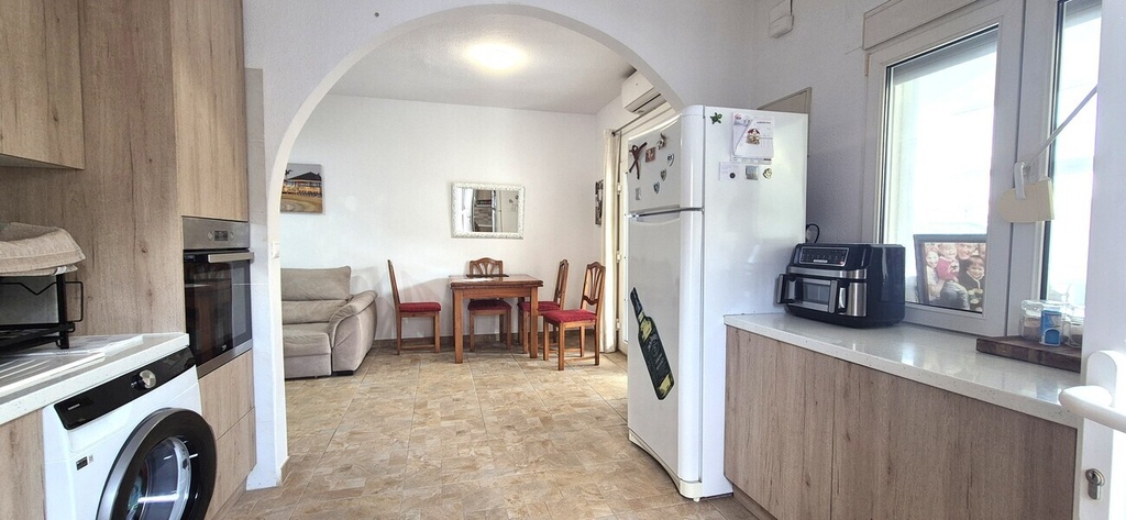 Predstavujeme tento skvostný bungalow na jednom poschodí s 2 spálňami, slnečnou miestnosťou a strešným soláriom v žiadan