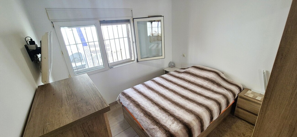Predstavujeme tento skvostný bungalow na jednom poschodí s 2 spálňami, slnečnou miestnosťou a strešným soláriom v žiadan