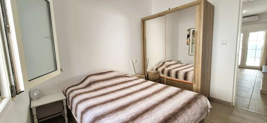 Predstavujeme tento skvostný bungalow na jednom poschodí s 2 spálňami, slnečnou miestnosťou a strešným soláriom v žiadan