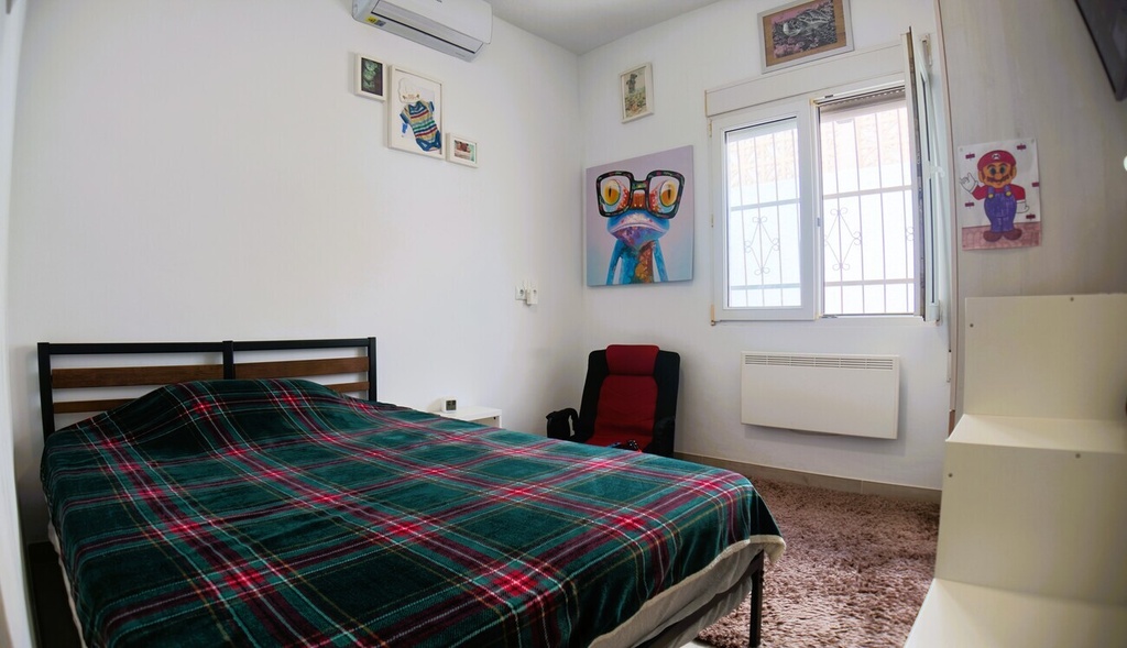Predstavujeme tento skvostný bungalow na jednom poschodí s 2 spálňami, slnečnou miestnosťou a strešným soláriom v žiadan