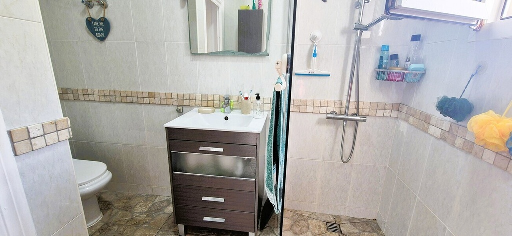 Predstavujeme tento skvostný bungalow na jednom poschodí s 2 spálňami, slnečnou miestnosťou a strešným soláriom v žiadan