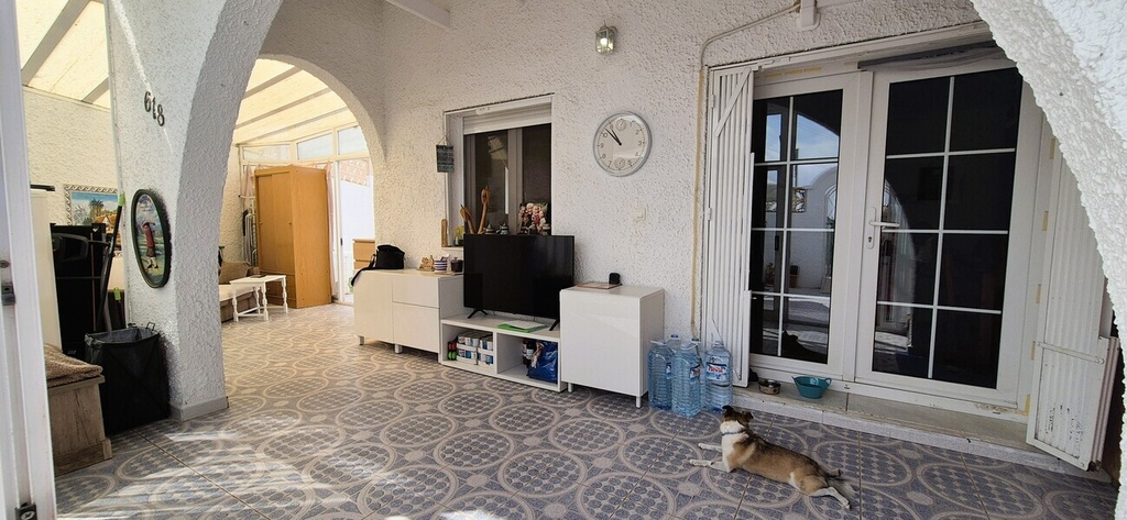Predstavujeme tento skvostný bungalow na jednom poschodí s 2 spálňami, slnečnou miestnosťou a strešným soláriom v žiadan