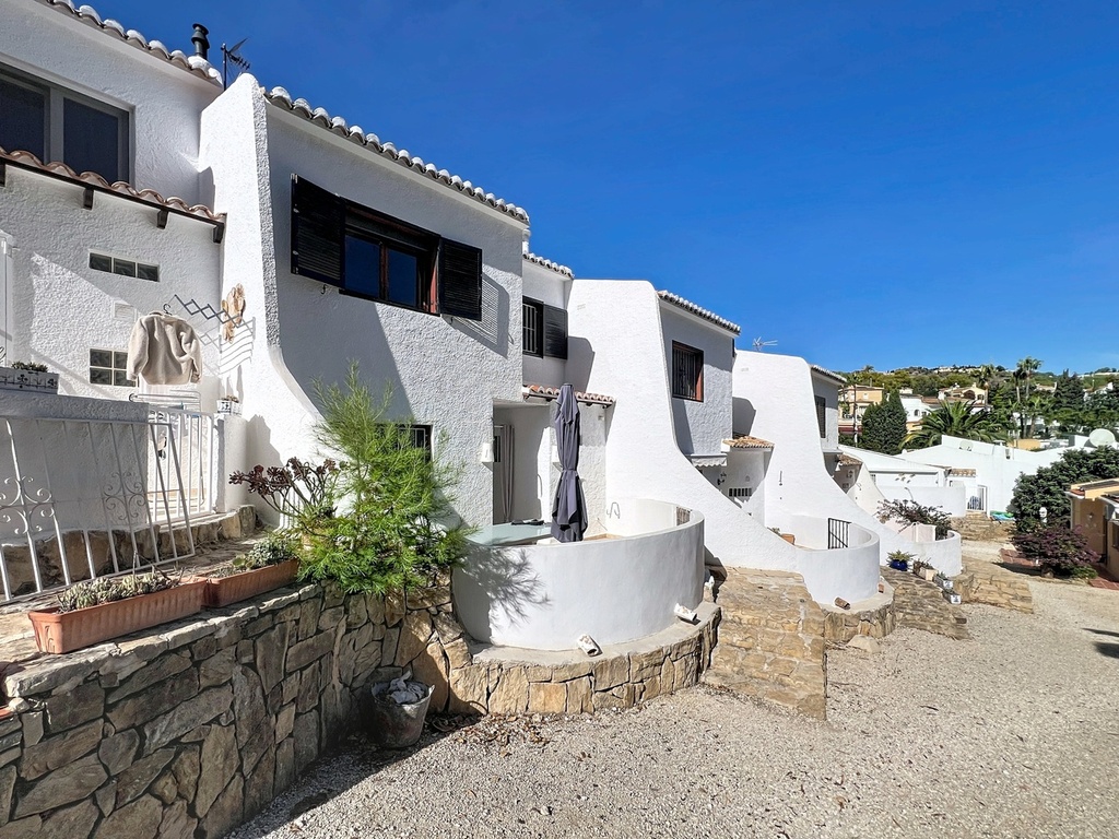 Ibizský štýlový dom v Benisse / Calpe s bazénom a tenisovým kurtom – 269 900 €