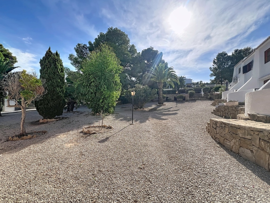 Ibizský štýlový dom v Benisse / Calpe s bazénom a tenisovým kurtom – 269 900 €