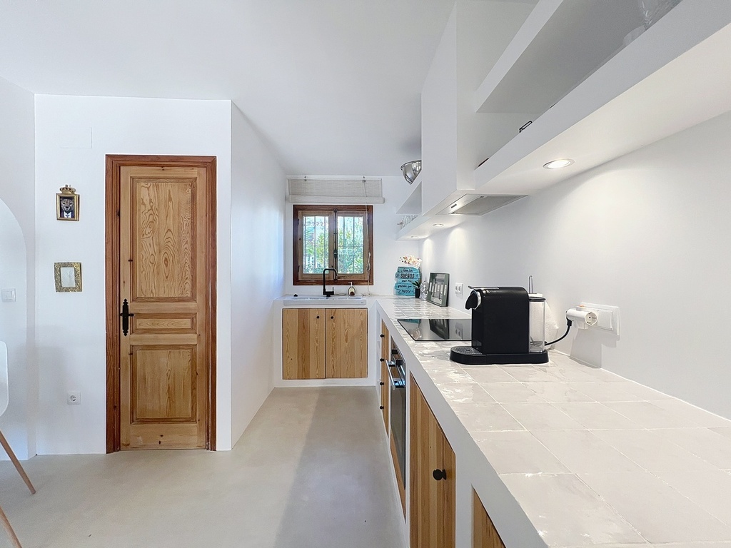 Ibizský štýlový dom v Benisse / Calpe s bazénom a tenisovým kurtom – 269 900 €