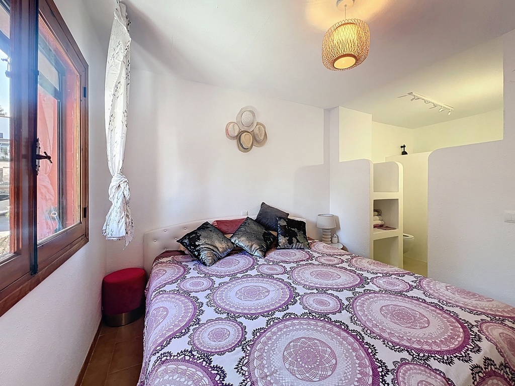 Ibizský štýlový dom v Benisse / Calpe s bazénom a tenisovým kurtom – 269 900 €