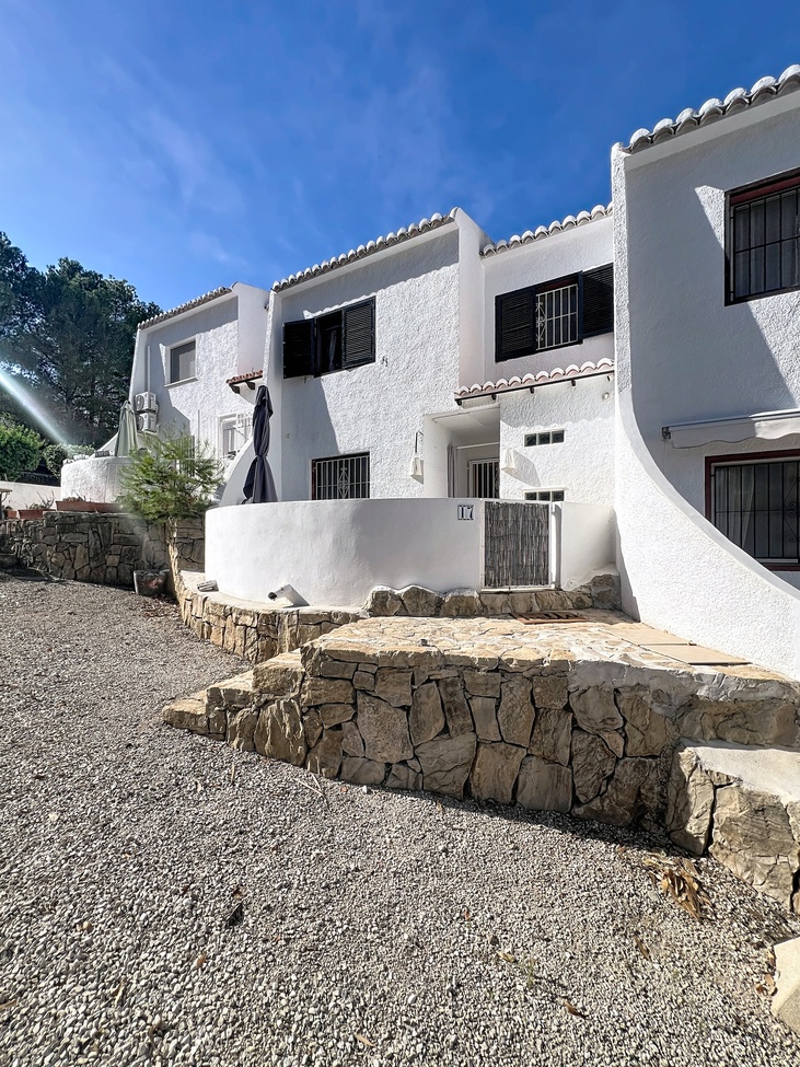 Ibizský štýlový dom v Benisse / Calpe s bazénom a tenisovým kurtom – 269 900 €