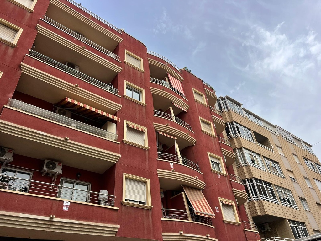 Príťažlivý dvojizbový byt v srdci Torrevieja Objavte tento pôvabný dvojizbový byt situovaný v srdci Torrevieja, len krát