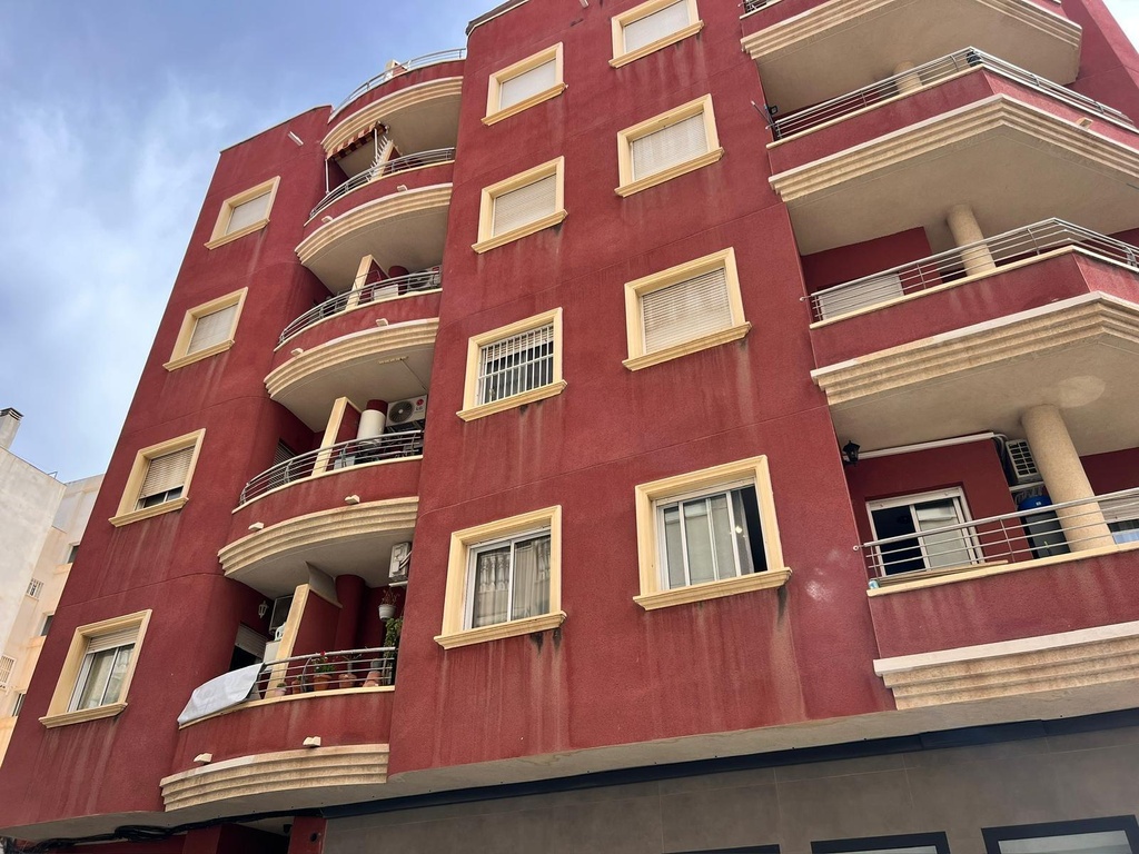 Príťažlivý dvojizbový byt v srdci Torrevieja Objavte tento pôvabný dvojizbový byt situovaný v srdci Torrevieja, len krát