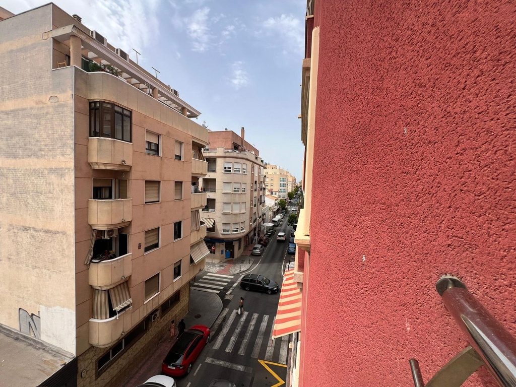 Príťažlivý dvojizbový byt v srdci Torrevieja Objavte tento pôvabný dvojizbový byt situovaný v srdci Torrevieja, len krát