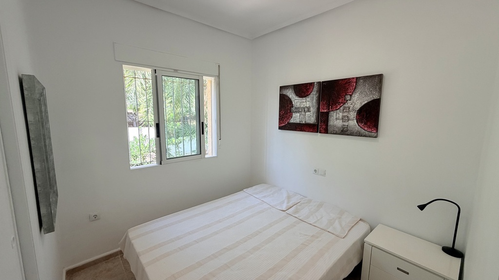 Predstavujeme túto vílku s 3 až 5 spálňami na veľkom pozemku v El Galan, medzi Villamartin a La Fuente. Rodinný dom, ale