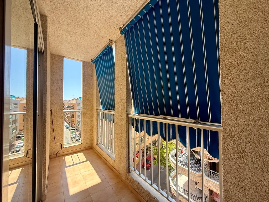 Na predaj 1-izbový byt v oblasti Playa del Cura v Torrevieja, iba 200 metrov od mora. Byt pozostáva z jednej spálne, kúp