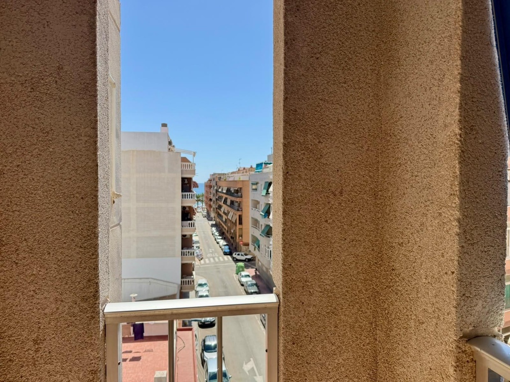 Na predaj 1-izbový byt v oblasti Playa del Cura v Torrevieja, iba 200 metrov od mora. Byt pozostáva z jednej spálne, kúp