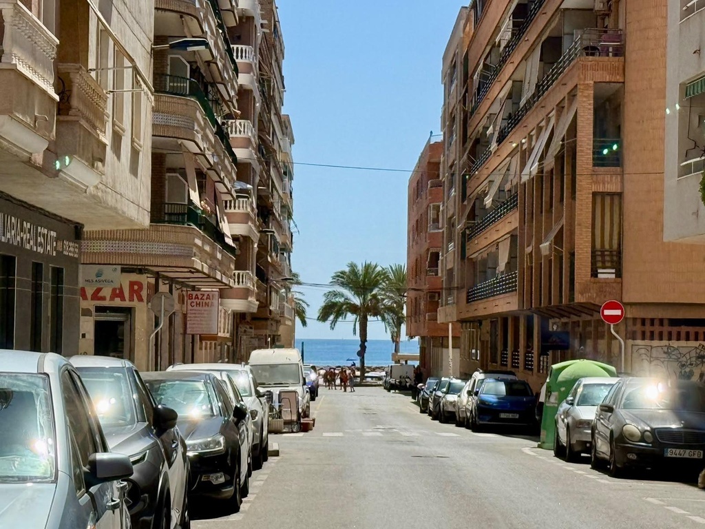 Na predaj 1-izbový byt v oblasti Playa del Cura v Torrevieja, iba 200 metrov od mora. Byt pozostáva z jednej spálne, kúp