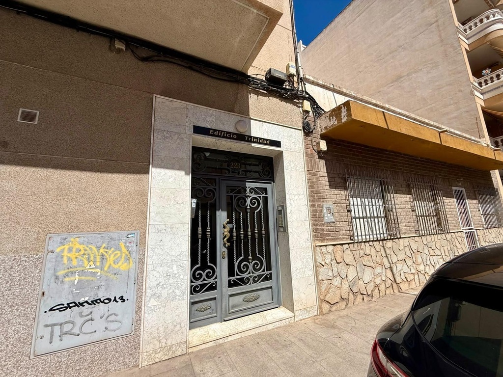 Na predaj 1-izbový byt v oblasti Playa del Cura v Torrevieja, iba 200 metrov od mora. Byt pozostáva z jednej spálne, kúp