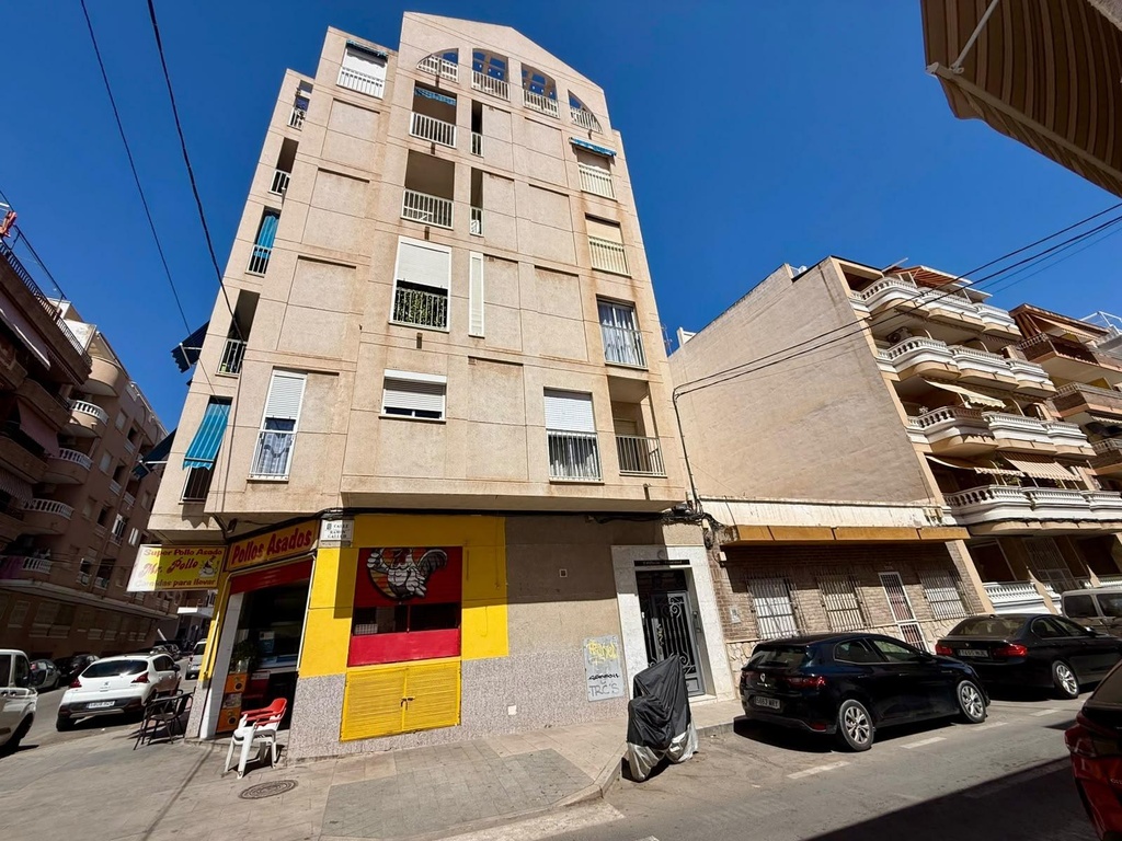 Na predaj 1-izbový byt v oblasti Playa del Cura v Torrevieja, iba 200 metrov od mora. Byt pozostáva z jednej spálne, kúp