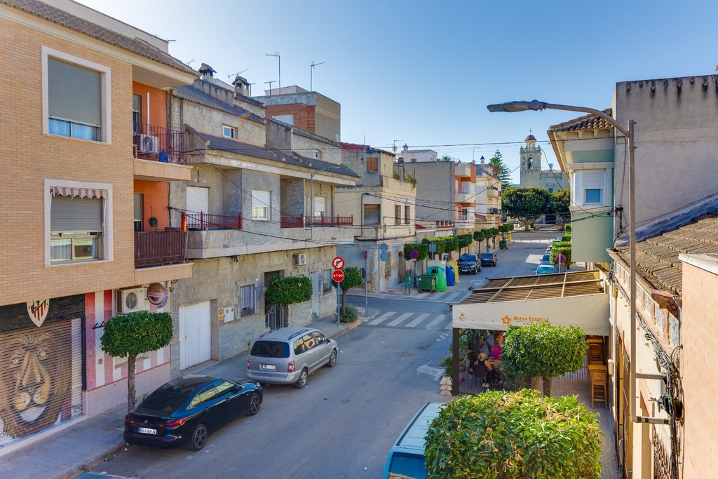 Objavte tento priestorný samostatne stojaci dom na predaj v Benejúzar, Alicante, situovaný priamo v centre mestečka, v s