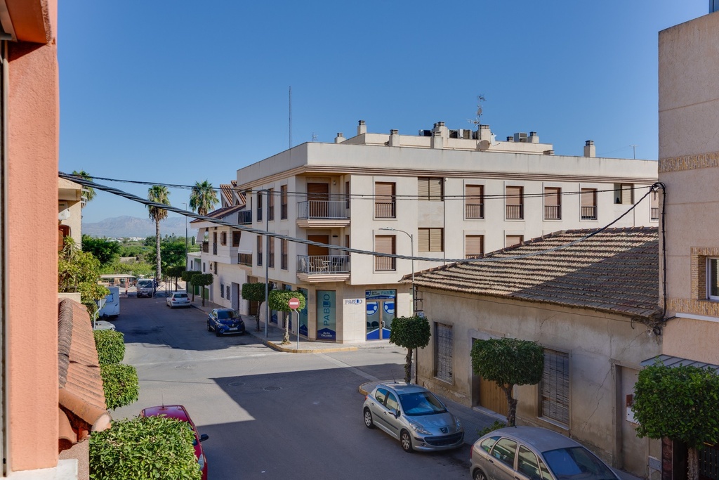 Objavte tento priestorný samostatne stojaci dom na predaj v Benejúzar, Alicante, situovaný priamo v centre mestečka, v s