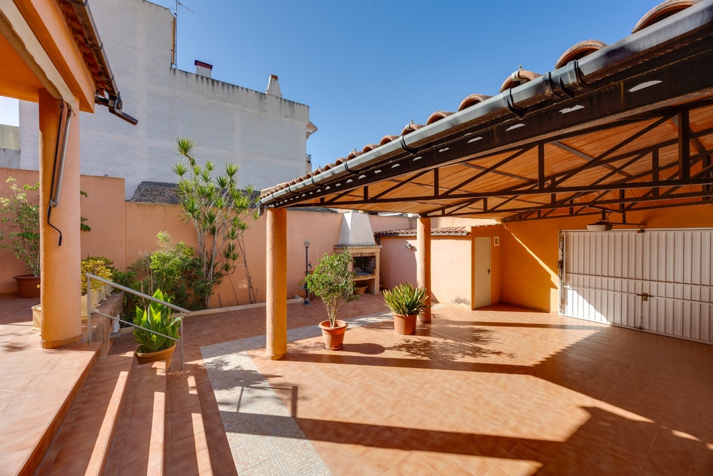 Objavte tento priestorný samostatne stojaci dom na predaj v Benejúzar, Alicante, situovaný priamo v centre mestečka, v s