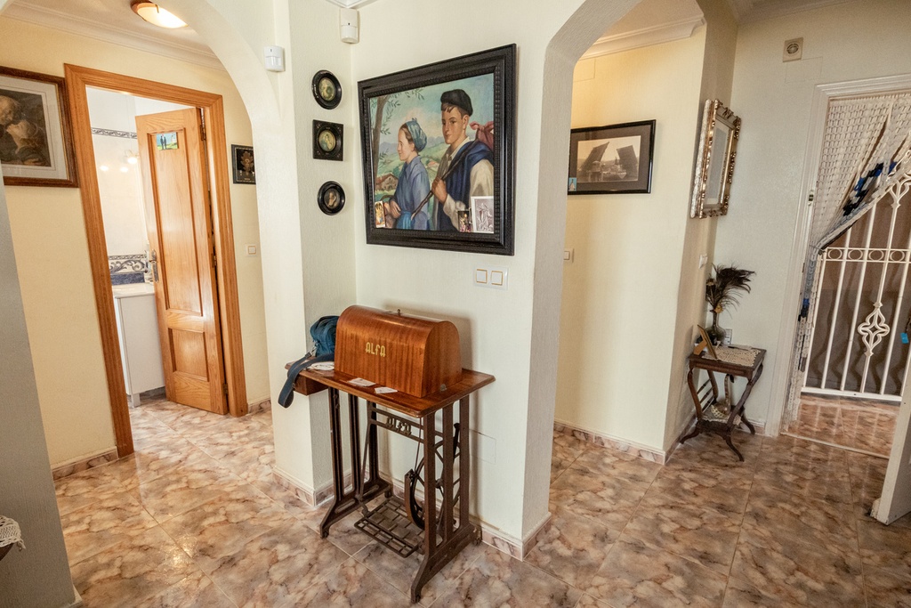 Táto výnimočná 180 m² stredozemná vila sa nachádza na privilégovanom mieste na rozľahlej a úplne súkromnej parcele o roz