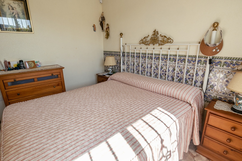 Táto výnimočná 180 m² stredozemná vila sa nachádza na privilégovanom mieste na rozľahlej a úplne súkromnej parcele o roz