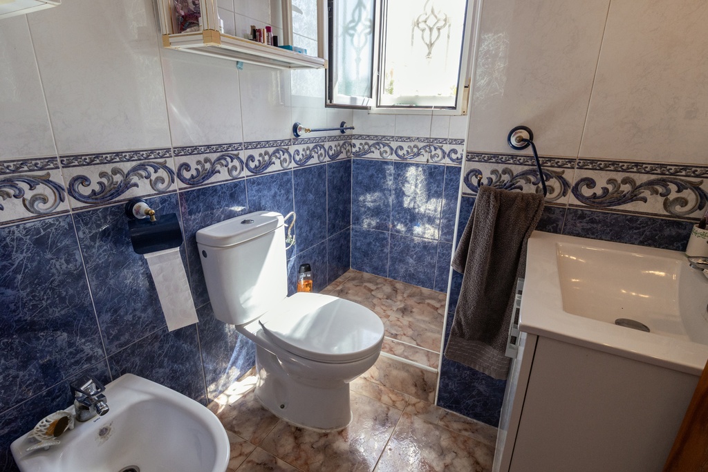 Táto výnimočná 180 m² stredozemná vila sa nachádza na privilégovanom mieste na rozľahlej a úplne súkromnej parcele o roz