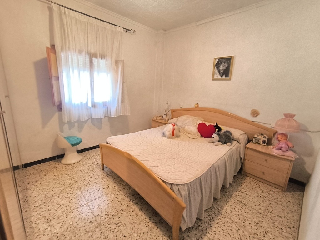 Pripojený vidiecky dom situovaný v tichej vidieckej oblasti, len 10 minút od Monóvaru a 15 minút od mesta Pinoso. Tento