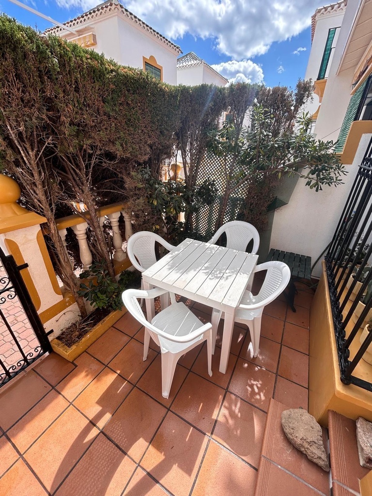 Objavte tento pôvabný prízemný bungalov nachádzajúci sa v žiadanej štvrti Torre La Mata v Torrevieja. Registrovaná cena