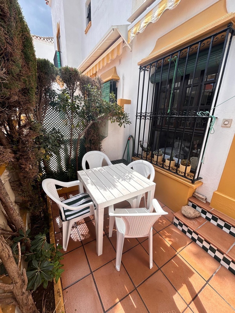 Objavte tento pôvabný prízemný bungalov nachádzajúci sa v žiadanej štvrti Torre La Mata v Torrevieja. Registrovaná cena