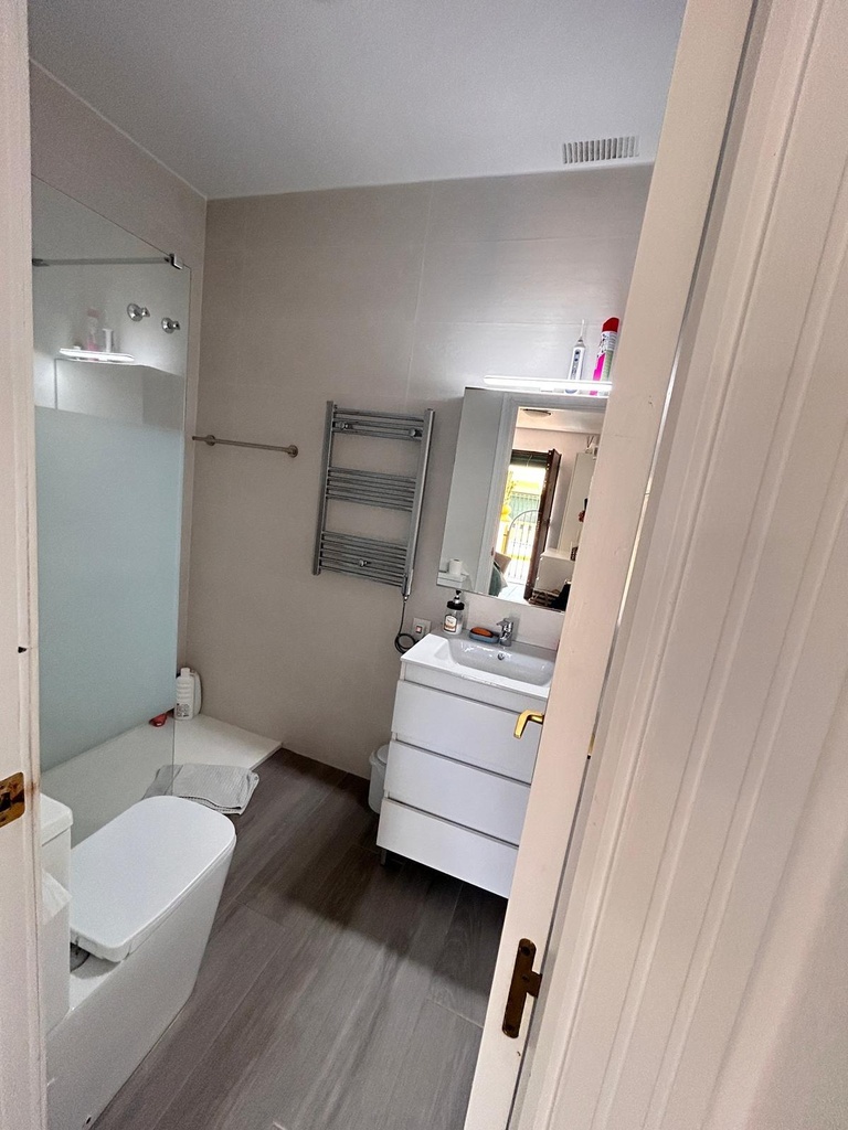 Objavte tento pôvabný prízemný bungalov nachádzajúci sa v žiadanej štvrti Torre La Mata v Torrevieja. Registrovaná cena