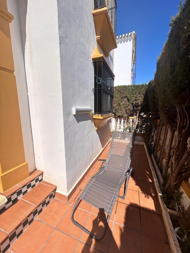 Objavte tento pôvabný prízemný bungalov nachádzajúci sa v žiadanej štvrti Torre La Mata v Torrevieja. Registrovaná cena