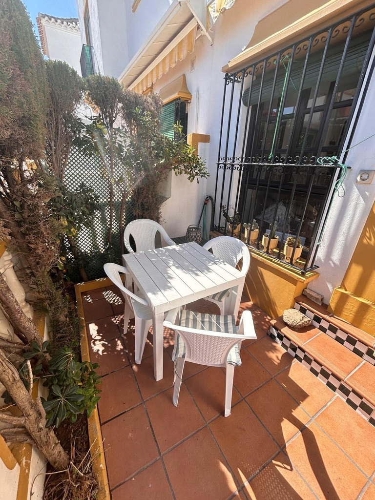 Objavte tento pôvabný prízemný bungalov nachádzajúci sa v žiadanej štvrti Torre La Mata v Torrevieja. Registrovaná cena