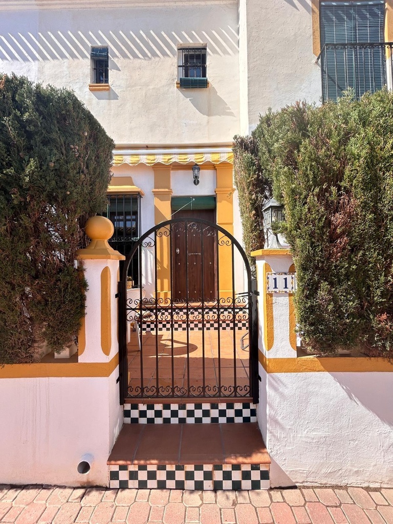 Objavte tento pôvabný prízemný bungalov nachádzajúci sa v žiadanej štvrti Torre La Mata v Torrevieja. Registrovaná cena