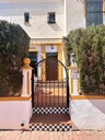 Objavte tento pôvabný prízemný bungalov nachádzajúci sa v žiadanej štvrti Torre La Mata v Torrevieja. Registrovaná cena