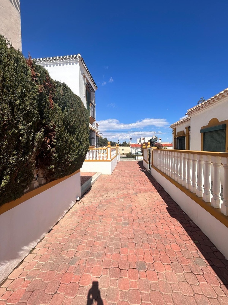 Objavte tento pôvabný prízemný bungalov nachádzajúci sa v žiadanej štvrti Torre La Mata v Torrevieja. Registrovaná cena