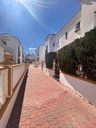 Objavte tento pôvabný prízemný bungalov nachádzajúci sa v žiadanej štvrti Torre La Mata v Torrevieja. Registrovaná cena