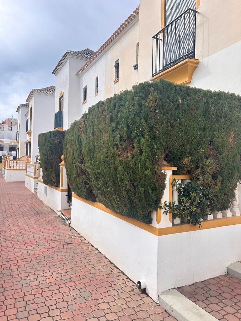 Objavte tento pôvabný prízemný bungalov nachádzajúci sa v žiadanej štvrti Torre La Mata v Torrevieja. Registrovaná cena