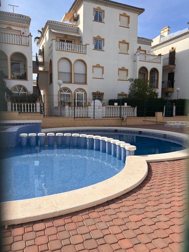 Objavte tento pôvabný prízemný bungalov nachádzajúci sa v žiadanej štvrti Torre La Mata v Torrevieja. Registrovaná cena
