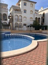 Objavte tento pôvabný prízemný bungalov nachádzajúci sa v žiadanej štvrti Torre La Mata v Torrevieja. Registrovaná cena