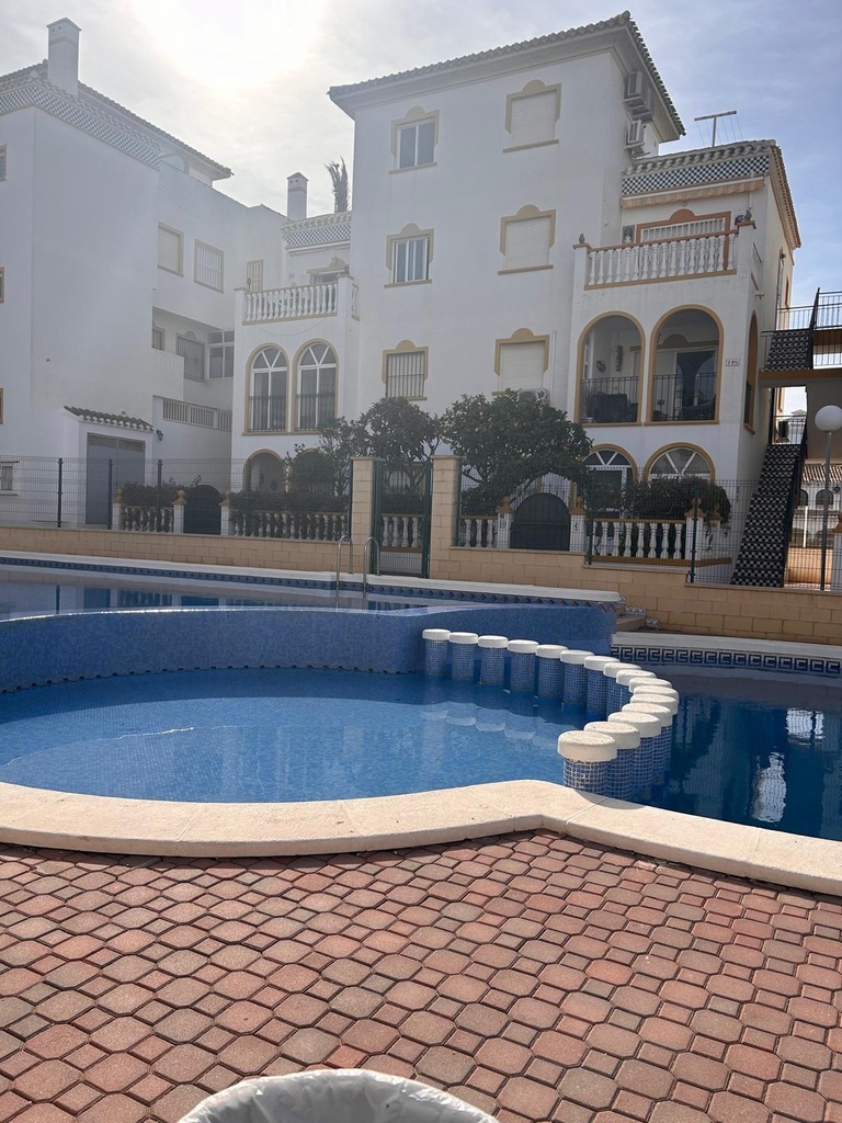 Objavte tento pôvabný prízemný bungalov nachádzajúci sa v žiadanej štvrti Torre La Mata v Torrevieja. Registrovaná cena